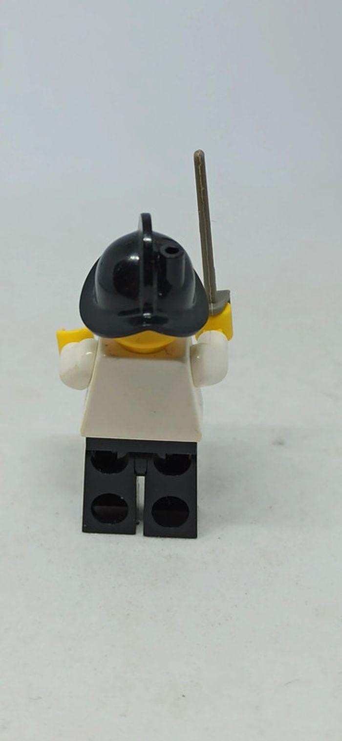 Homme pirate avec chapeau noir et sabre lego - photo numéro 3