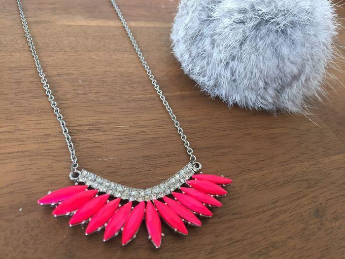 Collier rose fluo Galeries Lafayette - photo numéro 2