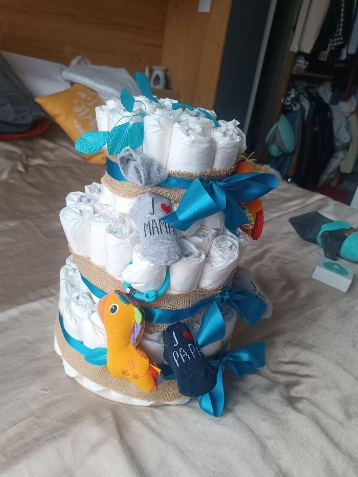 Gâteau de couches neuf avec 3 jouets et 2 paires de chaussettes bébé - photo numéro 4