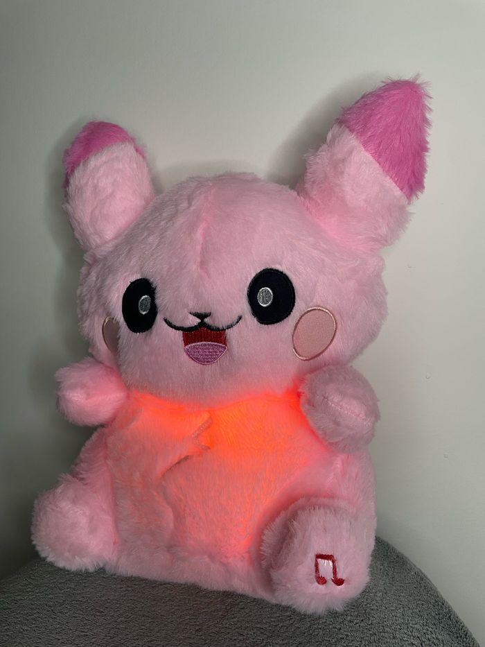 🚨🎅 OFFRE SPÉCIAL NOËL 🚨🎁🎅✨  Peluche lumineuse respirante Pokémon Pikachu + calendrier de l’Avent de Noël Pokémon - photo numéro 8