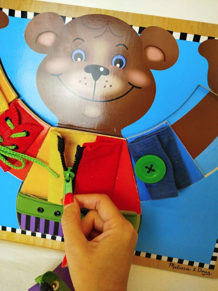 Planche d’aptitudes de base en bois ours éducative Melissa & Doug style busy board montessori - photo numéro 3