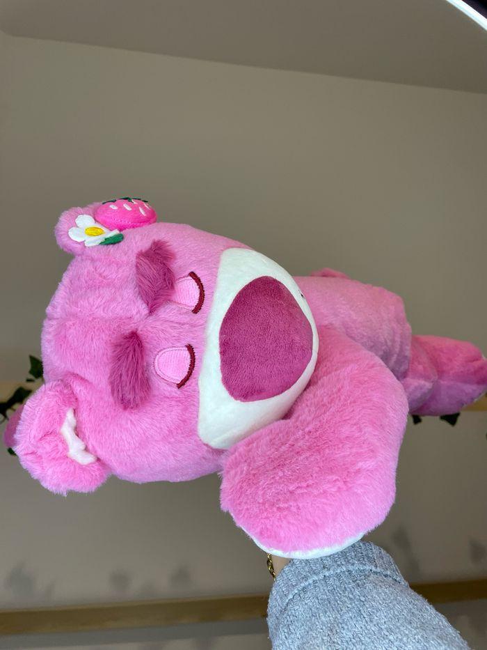 Peluche Lotso Toy Story, l’ours a la fraise endormi grande taille - photo numéro 2