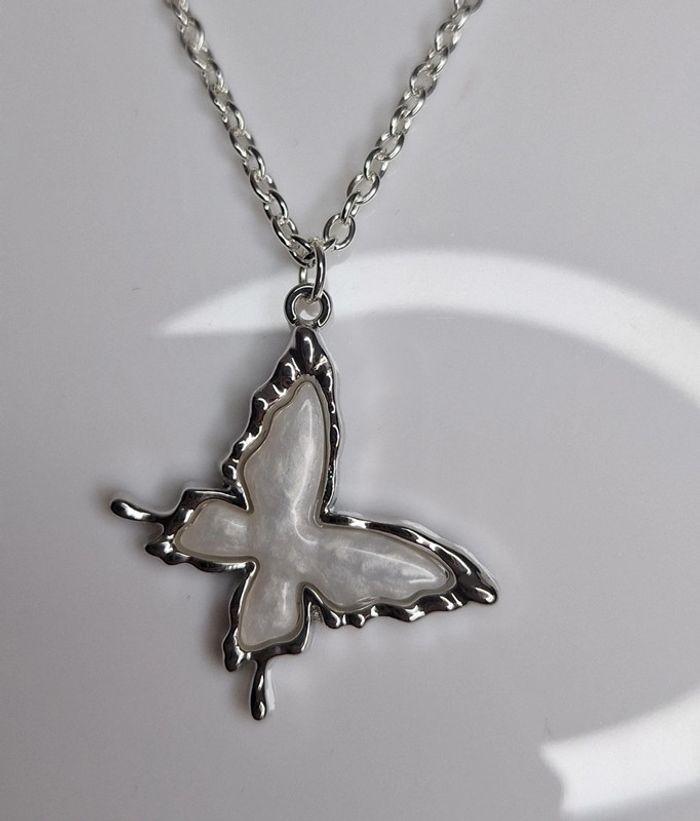 Collier papillon blanc - photo numéro 2