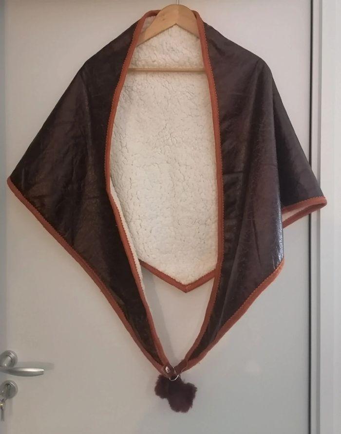 Cape / poncho simili cuir marron orangé polaire pompons fausse fourrure - photo numéro 5