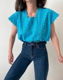 Top bleu à broderie anglaise