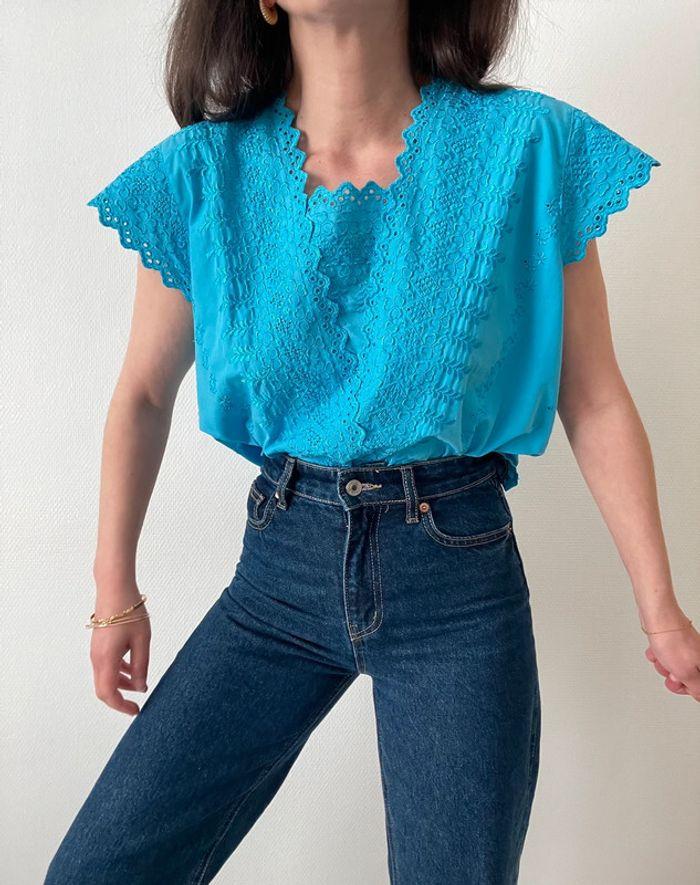 Top bleu à broderie anglaise - photo numéro 1