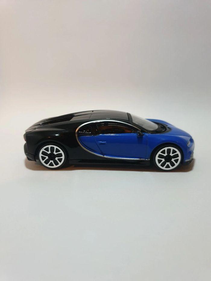 Bugatti Chiron Bleu/Noir 1/43 Burago Street Fire - photo numéro 9