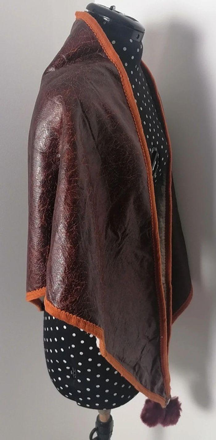 Cape / poncho simili cuir marron orangé polaire pompons fausse fourrure - photo numéro 3