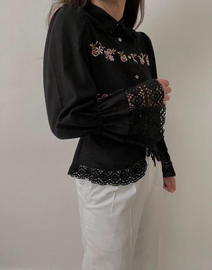 Blouse noire à broderie florale et dentelle - photo numéro 11