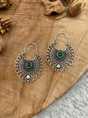 Boucles d’oreilles créoles en laiton Indien avec pierres d’Onyx vert