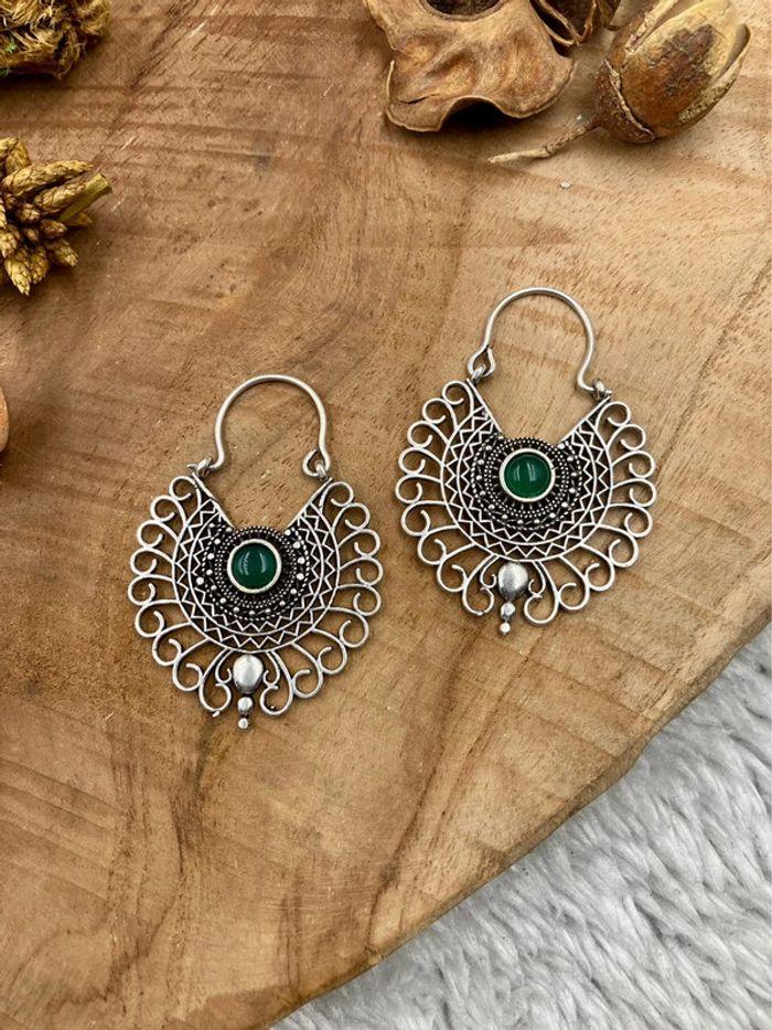 Boucles d’oreilles créoles en laiton Indien avec pierres d’Onyx vert - photo numéro 1