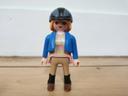 Cavalière Playmobil avec le gilet bleu et tee shirt rose