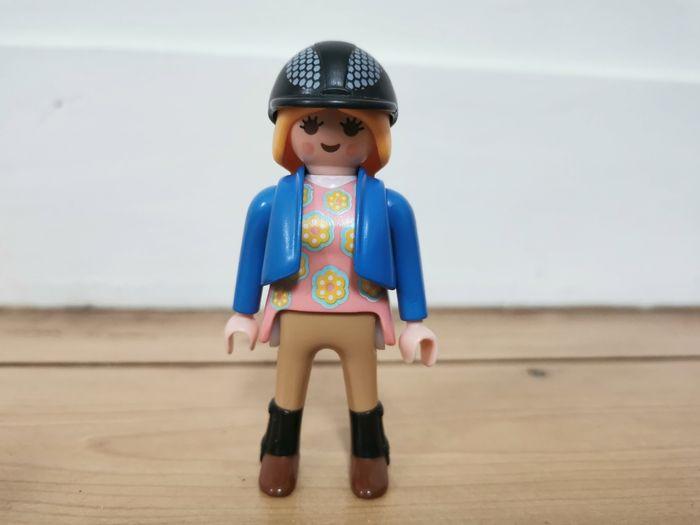 Cavalière Playmobil avec le gilet bleu et tee shirt rose - photo numéro 1