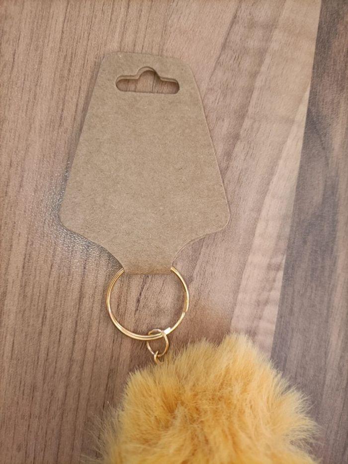 Porte clé neuf pompom moutarde à offrir - photo numéro 4