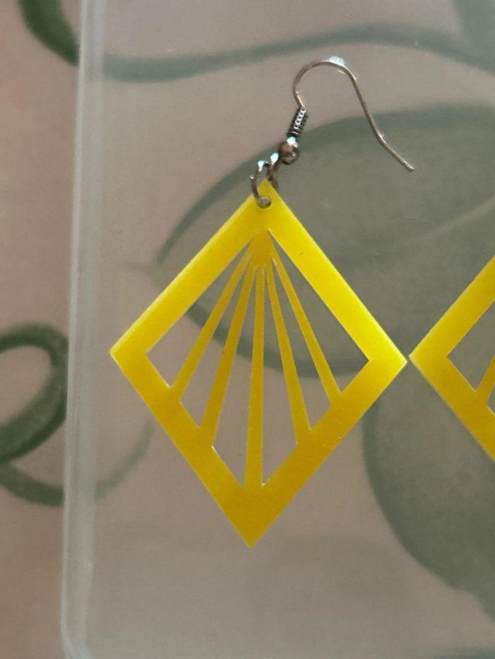 belles boucles d’oreilles pendantes triangle jaune fantaisie, jamais porté, Yesstyle - photo numéro 2