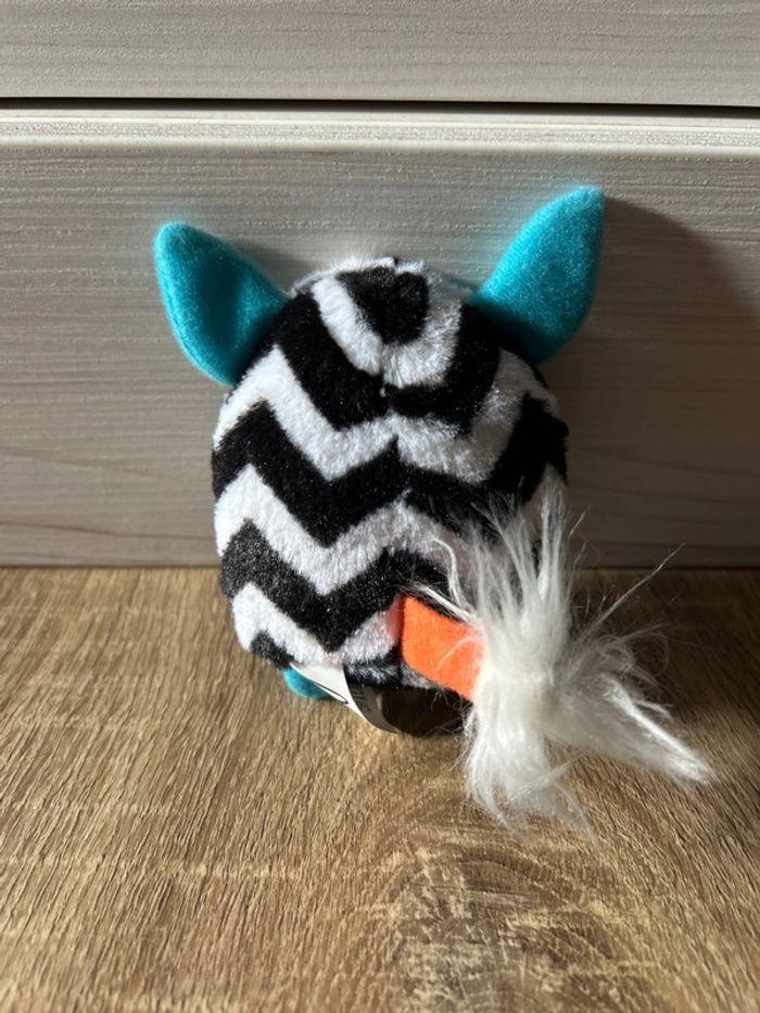 Petite peluche Furby tête orange, oreilles bleu, blanc avec rayure noir, très bon état - photo numéro 2