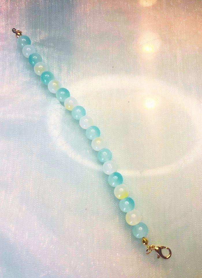 Bracelet avec perles en verre 8mm – Bleu et Jaune pale - photo numéro 3