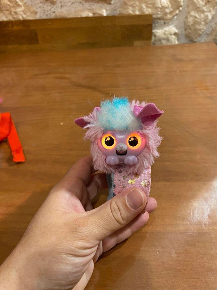 Petite peluche qui fait du bruit en bracelet - photo numéro 1