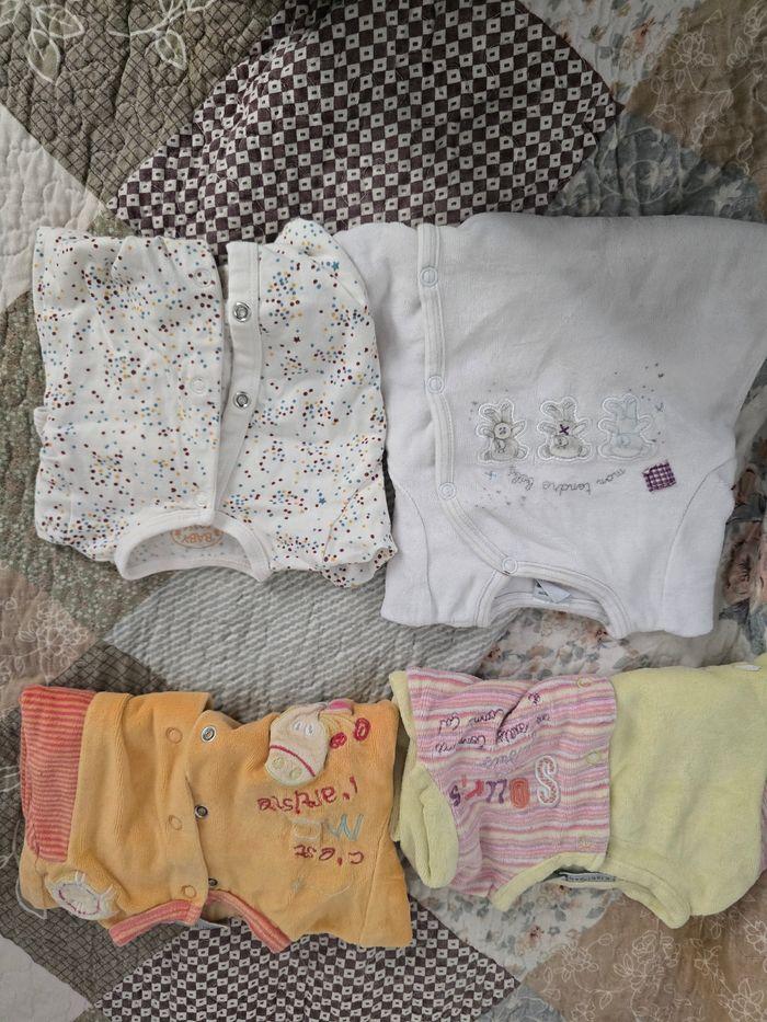 Lot de vêtements naissance et 1 mois - photo numéro 4