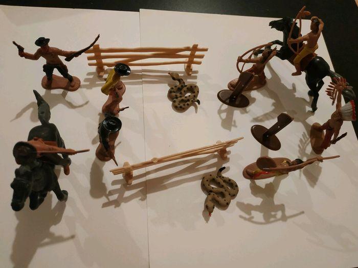 Jouet ancien suprême Wild frontier playset with hand painted figures cowboy et indien - photo numéro 4