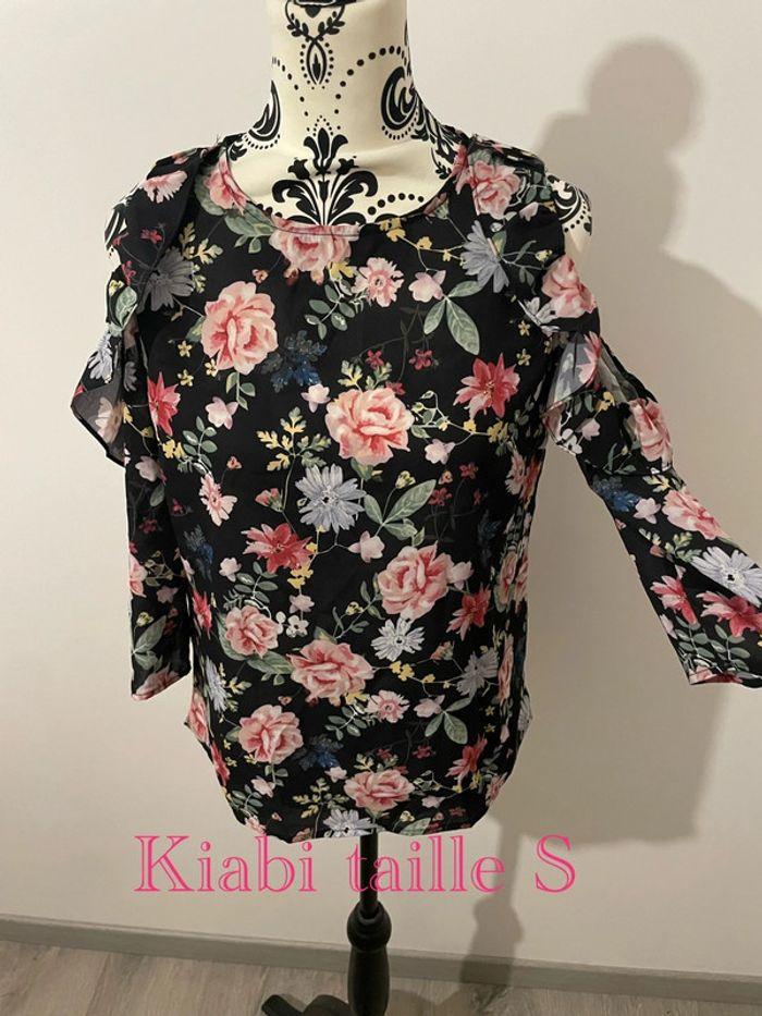 Blouse fluide manches 3/4 noir motifs fleurs multicolore épaule volant ouverte kiabi taille S - photo numéro 1