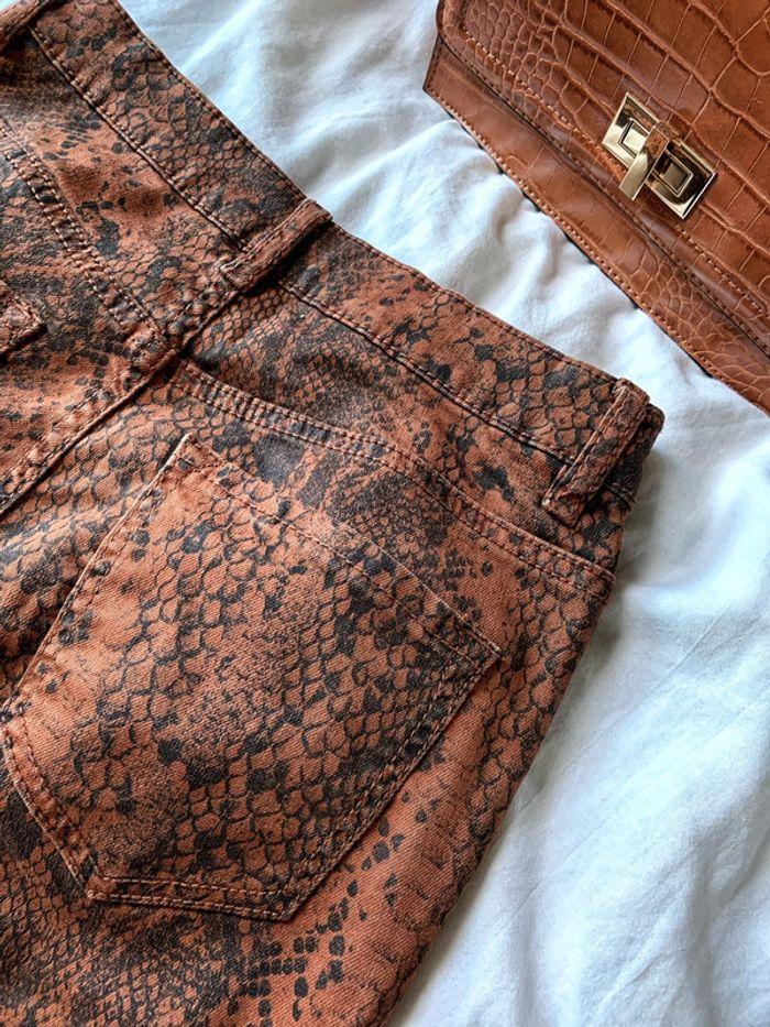 Pantalon camel / marron motif python - photo numéro 3