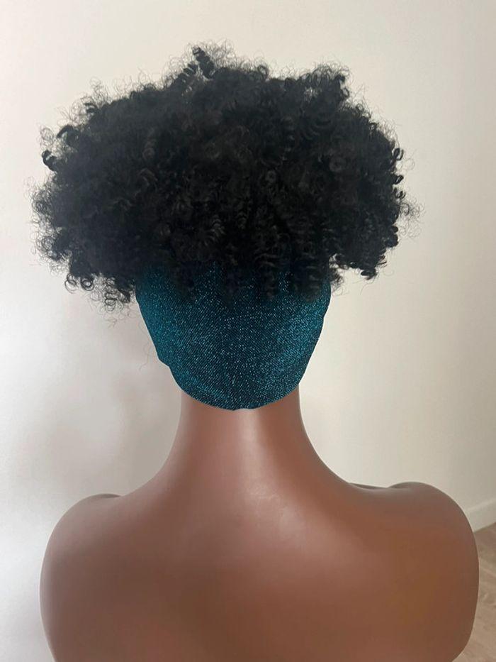 Perruque bandeau afro bouclée noire - photo numéro 8