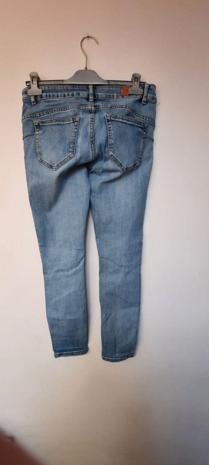 Jeans troué - photo numéro 4