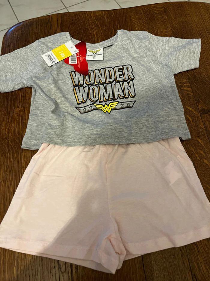 The shirt wonder woman + short Disney 6 ans - photo numéro 1