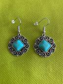 Très belle paire de boucles d’oreilles pendantes bleues turquoises en alliage de zinc argenté