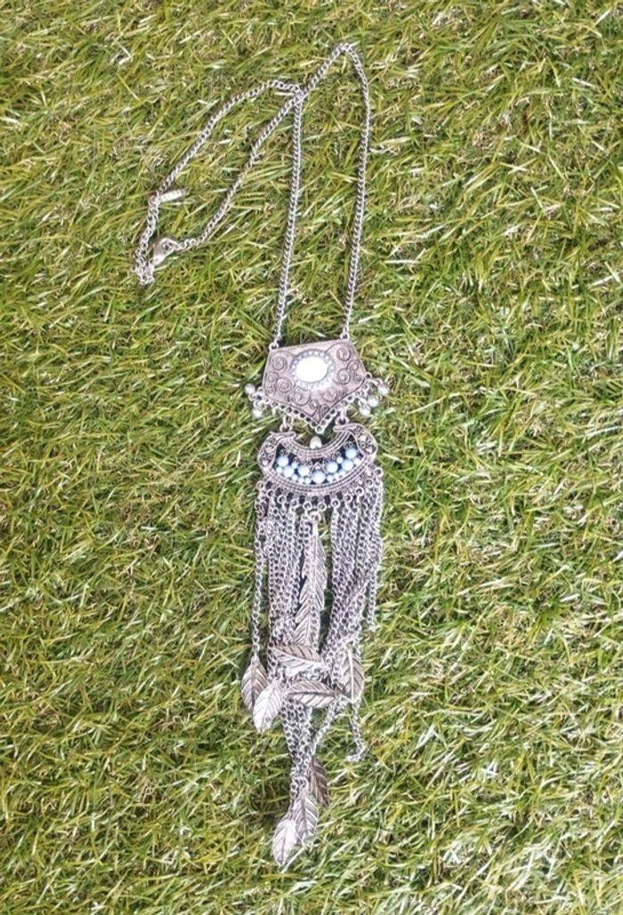 Collier mi-long pendentif plume couleur argentée neuf Camaïeu