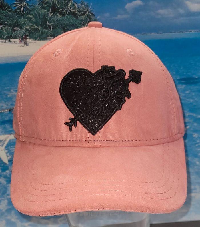 Casquette coeur piqué rose black heart taille unique en excellent état - photo numéro 1