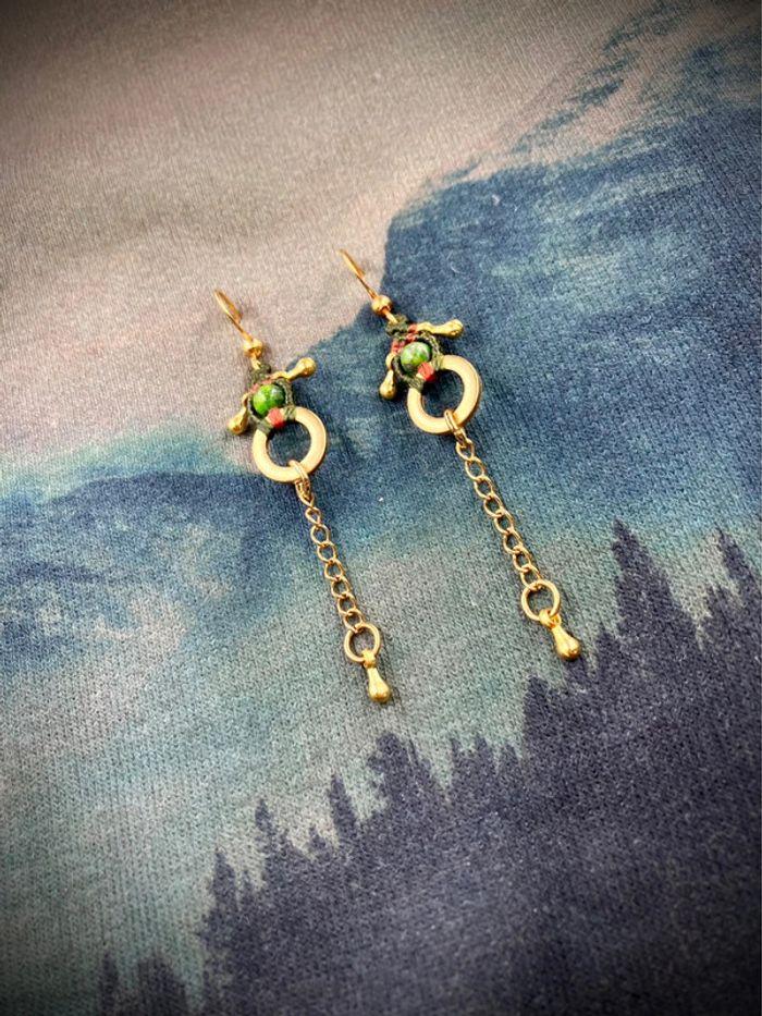 Boucles d’oreilles pendantes chaînes en macramé avec pierres d’Unakite - photo numéro 2