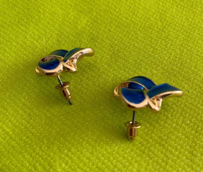 Boucles d’oreilles torsadées bleues en alliage doré - photo numéro 4