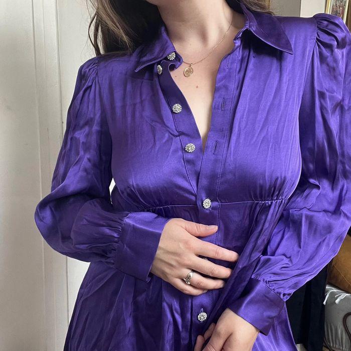 Robe Zara taille M en satin violet et boutons strass bijoux - photo numéro 2