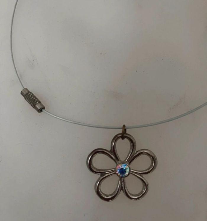 Collier rigide en fer et pendentif fleur - photo numéro 3