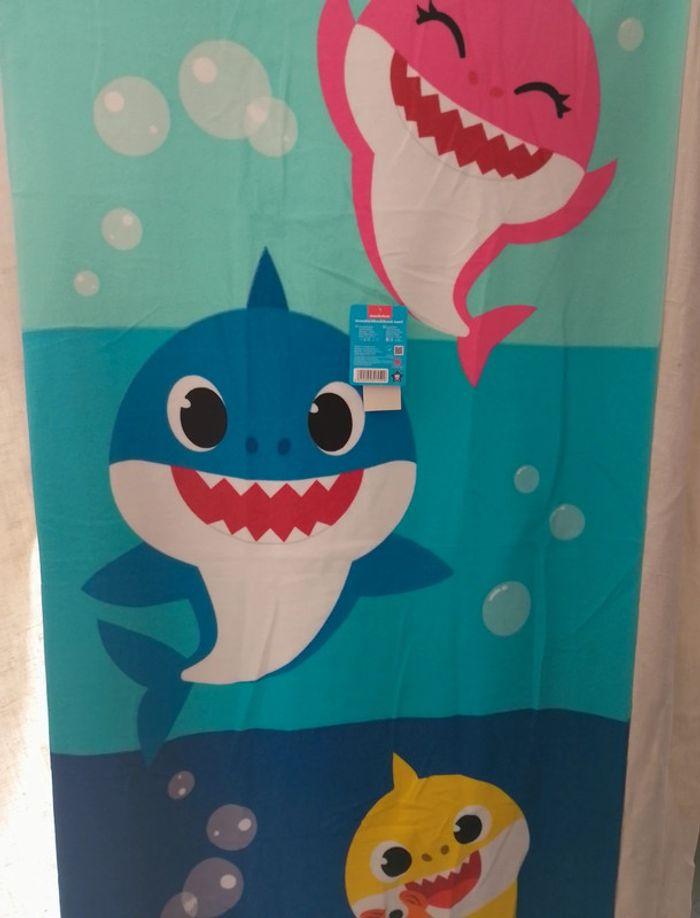 Serviette de plage Baby Shark - 70 cm x 140 cm - 1er modèle - Produit Neuf - photo numéro 4