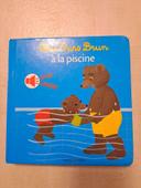 Petit ours brun à la piscine