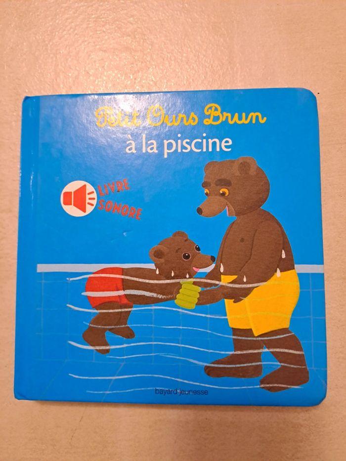 Petit ours brun à la piscine - photo numéro 1