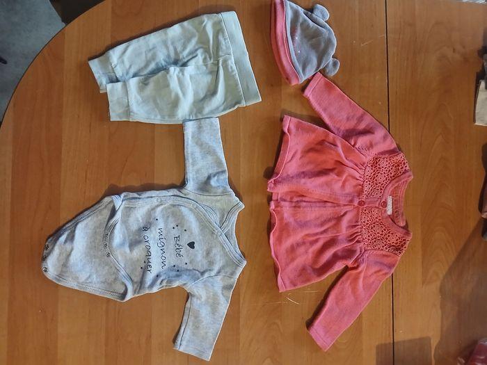 Lot vêtements bébé 1 mois - photo numéro 2