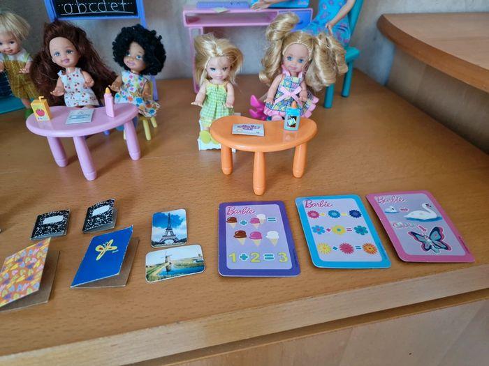 Lot école maternelle Barbie, meubles et accessoires + Barbie et 6 enfants, Mattel en BE - photo numéro 6