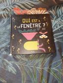 Livre qui est à la fenêtre ?