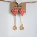 Boucles d'oreilles dorées et marguerites roses LC305