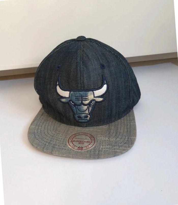 Casquette Chicago Bulls Mitchell & Ness parfait état - photo numéro 1