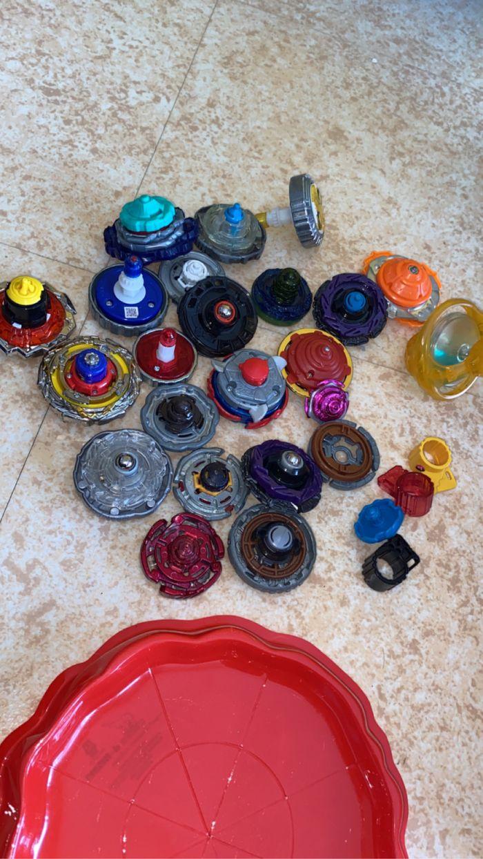 Grand lot de toupies Beyblade en métal+ lanceur + accessoires +1 coffret Neuf 2 arènes - photo numéro 10