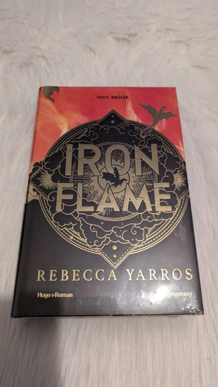 Livre Collector neuf " Iron Flame " de Rebecca Yarros (relié et Jaspage) - photo numéro 1