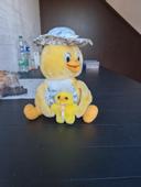 Canard avec son petit en peluche.