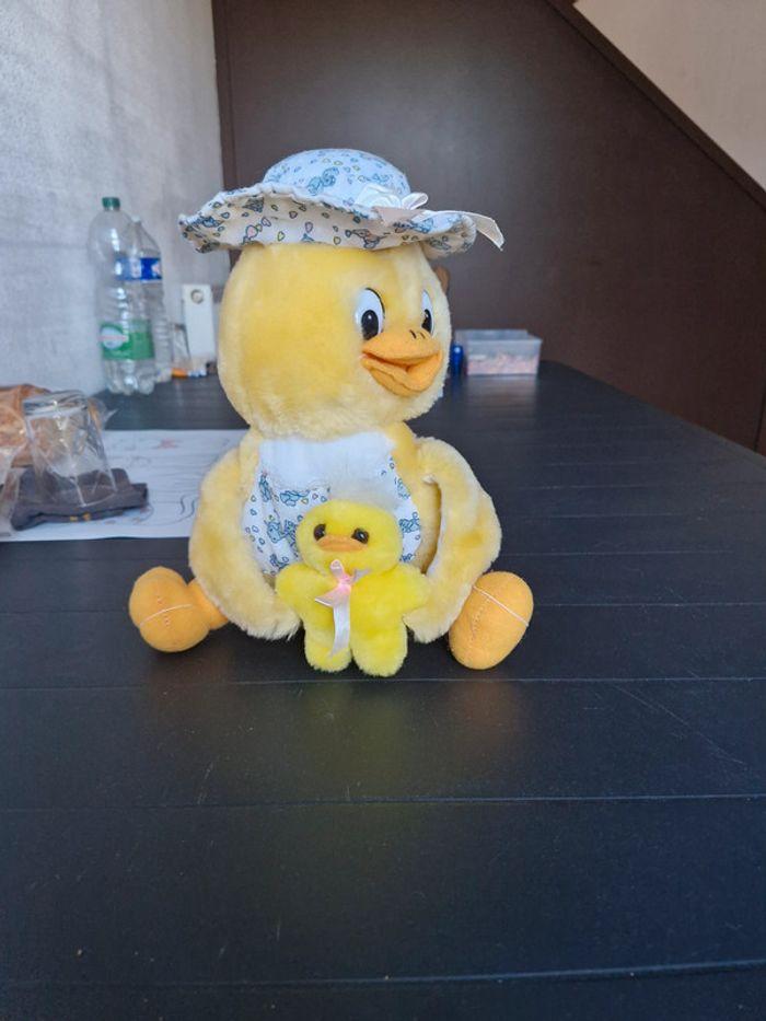 Canard avec son petit en peluche. - photo numéro 1