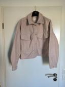 Veste courte beige rosé en bouclette