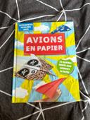 Livre avion en papier